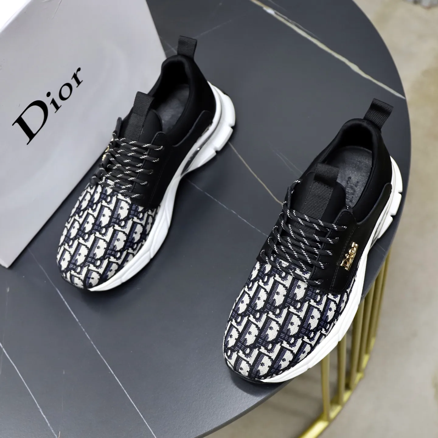Ex-factory price: 420💰🙅‍♂️🙅‍♂️🙅‍♂️ Brand: Dior Standard code: 38-44 (45 customized) Grade: Same as the official website Material: Original cowhide stitching surface Comfortable and breathable lining Lightweight wear-resistant outsole Style category: Men's fashionable casual shoes Running sneakers Distinguished luxury brand elements Top luxury Color: Actual picture color